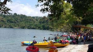 suasana-ramai-pengunjung-pantai-pelangi