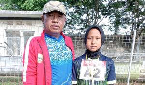 Reva Ashari (12) siswi SDN 4 Jayapura OKU Timur dìdampingi Kepala Sekolah, Abu Hasan SPd.SD berhasil meraih dua medali tingkat provinsi, dan akan mewakili Sumsel di O2SN tingkat Nasional. Foto: Indra/idsumsel