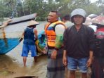 Insiden Kapal Nelayan Terbalik Dihamtam Ombak, Tiga Awak Terombang Ambing di Laut