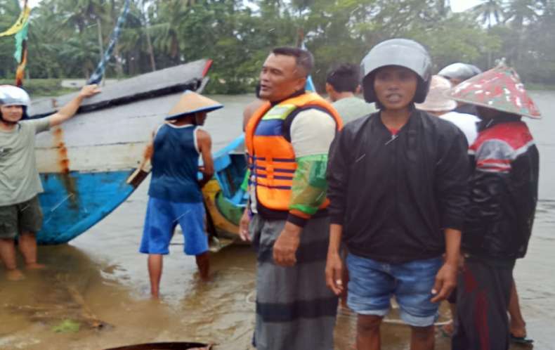 Insiden Kapal Nelayan Terbalik Dihamtam Ombak, Tiga Awak Terombang Ambing di Laut