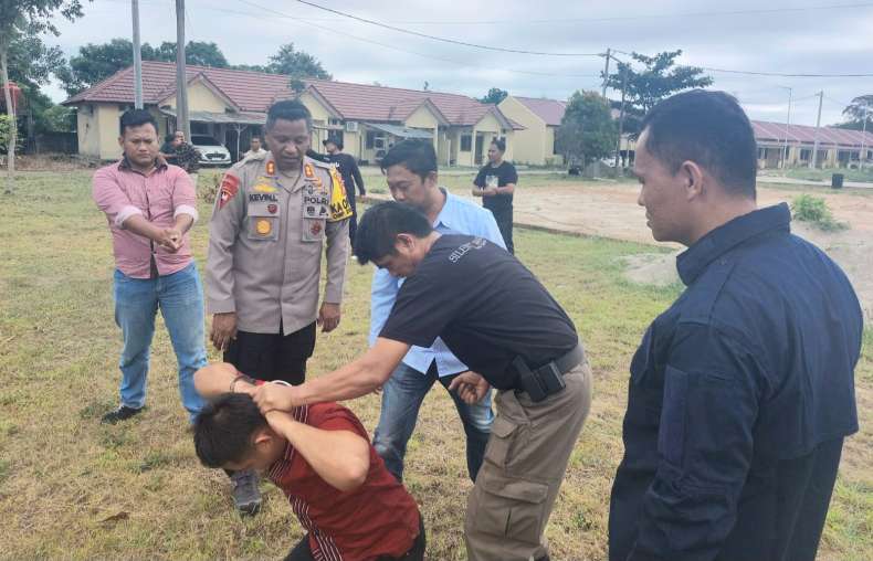 Anggota Polres OKU Timur Simulasi Penangkapan dan Penggerebekan