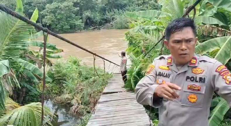 Screenshot_20250306_134331_Gallery Kapolsek Cempaka Tutup Akses Jembatan Gantung Desa Negeri Sakti