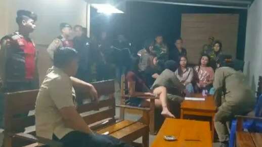 Tim Gabungan Razia Tempat Karaoke di Belitang