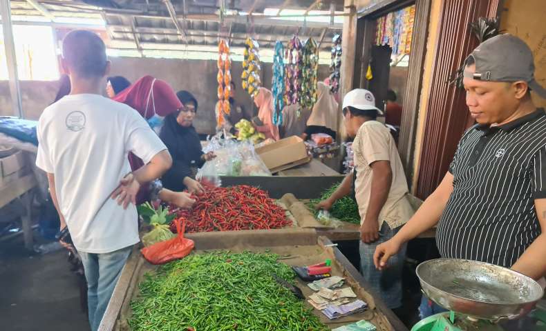 IMG-20250424-WA0009 Harga Sembako di Pasar Martapura Turun, Tomat hingga Ayam Lebih Murah
