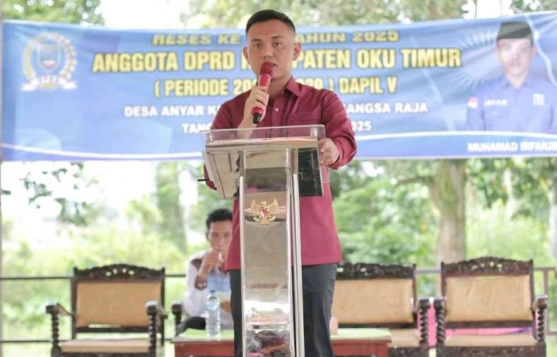 Rogoh Duit Pribadi, M Irfanjid Pasang 10 Lampu Jalan di Desa Anyar