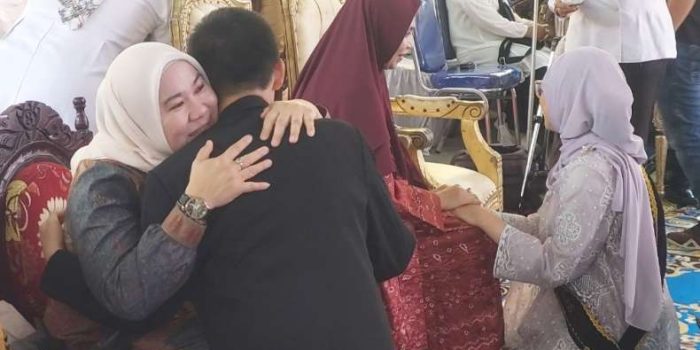Suasana Haru Iringi Pelepasan Pelajar Spentura, Ratusan Siswa-Siswi Sungkem Orang Tua