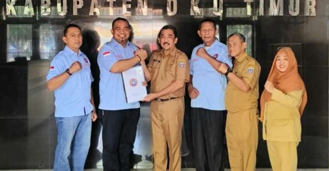 Silaturahmi ke Kesbangpol, KSPSI OKU Timur Serahkan Berkas Legalitas
