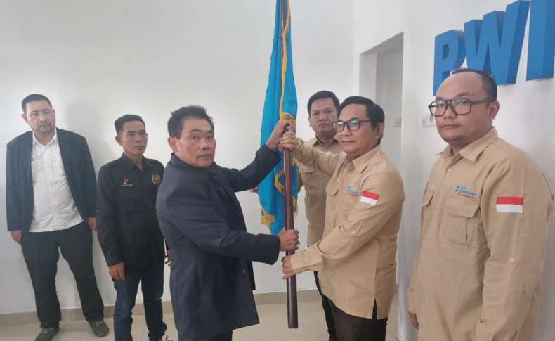 PWI OKU Timur Resmi Dilantik, Usman Siap Perkuat Soliditas Wartawan Daerah