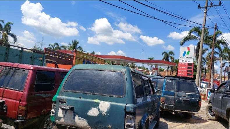 Kelangkaan BBM di OKU Timur Parah, Fraksi Demokrat Soroti Pengecor Merajalela, APH dan Pemkab Diduga Tutup Mata!