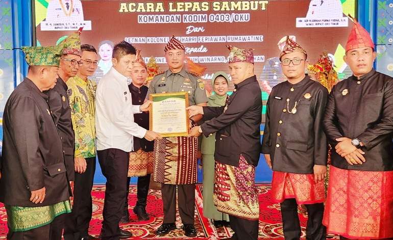 Dandim Letkol Arh Yusuf Winarno Terima Gelar Adat Komering