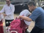 Antar Anak ke Sekolah Naik Motor, Bupati Enos Ajak Ayah Lebih Peduli Pendidikan