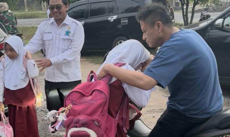 Antar Anak ke Sekolah Naik Motor, Bupati Enos Ajak Ayah Lebih Peduli Pendidikan