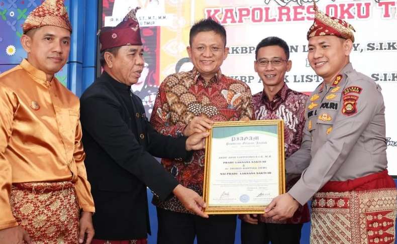 AKBP Adik Listiyono Terima Gelar Kehormatan Adat Komering
