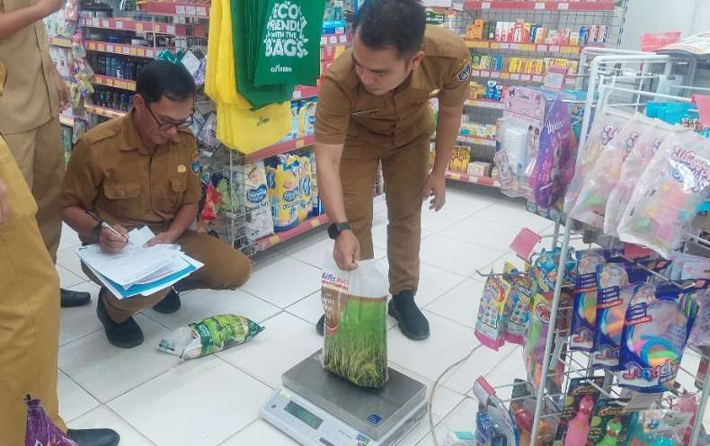 Sidak Toko Ritel, Disdagperin Temukan Beras Premium Tak Sesuai Takaran