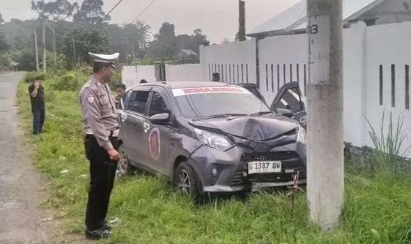 Heboh, Mobil Ambulan Bawa Jenazah Tabrak Tiang Listrik