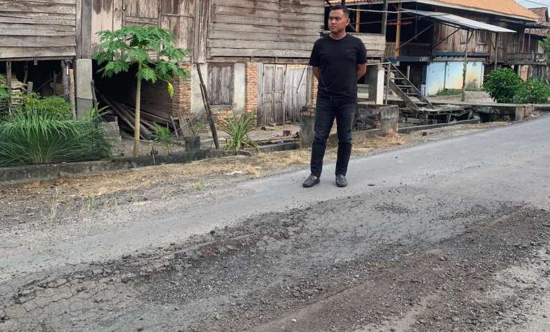 Jalan Jalur Komering OKU Timur Rusak Parah, Anggota DPRD Tagih Janji Gubernur dan Bupati