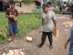 Minim Perhatian Pemerintah, Warga Perjaya Gotong Royong Benahi Jalan Rusak