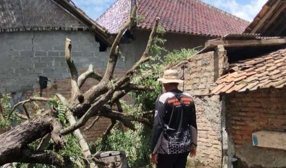 Angin Puting Beliung Hantam Desa Sridadi OKU Timur, Puluhan Rumah Rusak Bantuan Pemda Minim