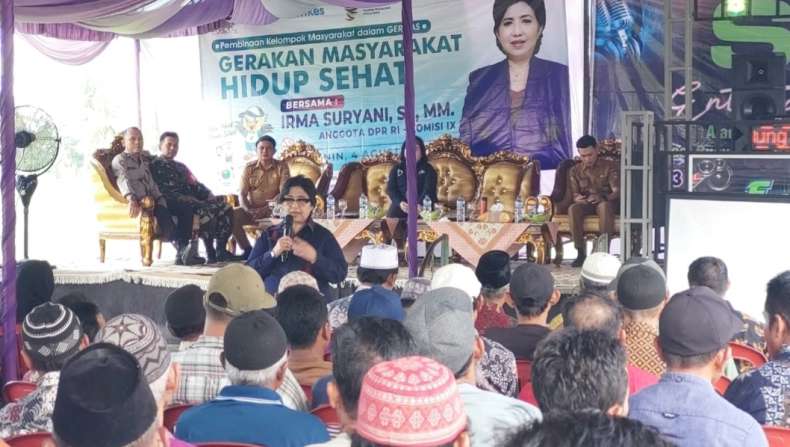 Sosialisasikan Germas di OKU Timur, Irma Suryani Beri Bantuan Beras ke Masyarakat