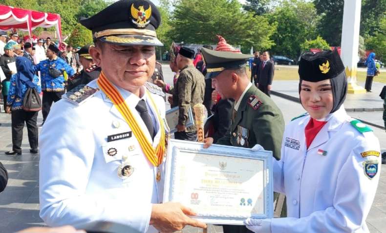 Sosok Ivana Maheswari, Pembawa Baki Paskibra OKU Timur 2025, Rela Turunkan Berat Badan Demi Kibarkan Merah Putih