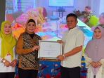HAN 2025 di OKU Timur Meriah, Bupati Enos Terima Penghargaan KLA Nindya