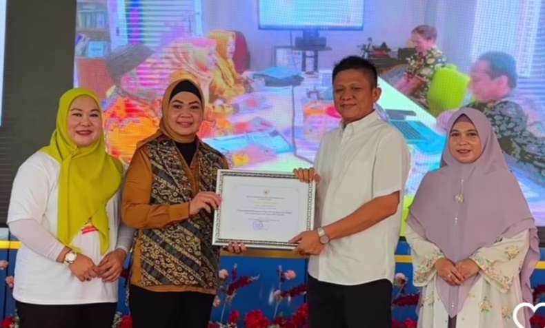 HAN 2025 di OKU Timur Meriah, Bupati Enos Terima Penghargaan KLA Nindya