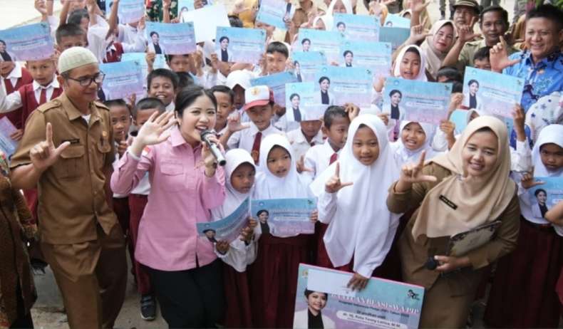 Ratu Tenny Leriva Salurkan 531 Beasiswa PIP untuk Siswa di OKU Timur