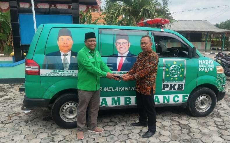 Tepati Janji Politik, Ketua DPRD OKU Timur Hermanto Serahkan Ambulans untuk Warga Kurungan Nyawa II