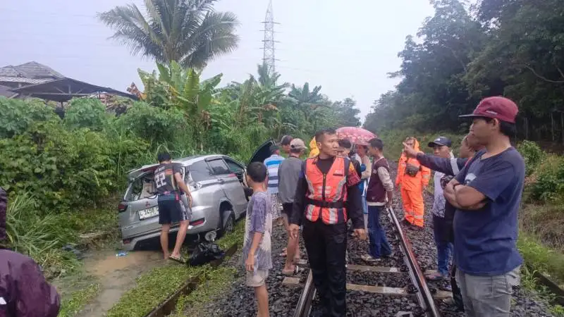 Minibus Tertabrak Kereta Api, 1 Korban Tewas, 3 Luka-Luka
