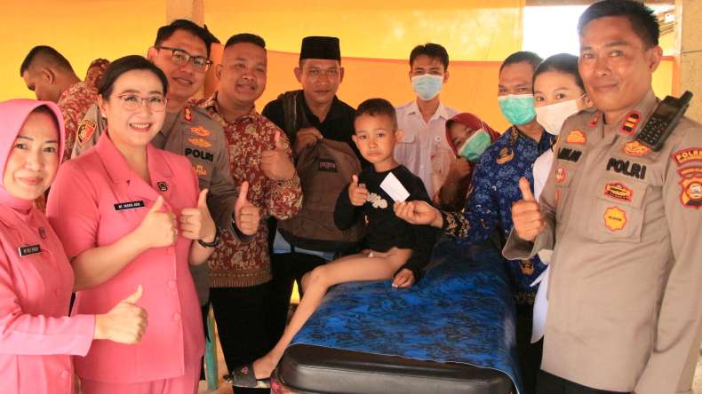 Kapolres OKU Timur Hadiri Khitanan Massal di Polsek Cempaka