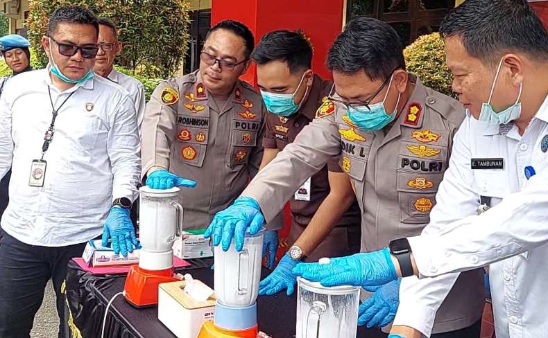 Kapolres OKU Timur dan BNN Blender Sabu Senilai Setengah Miliar