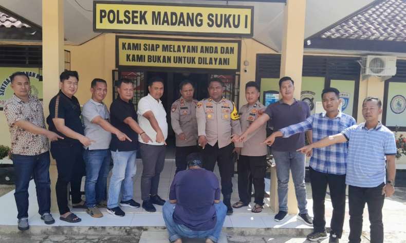 IMG-20251101-WA0018 Ungkap Dua Kasus Kriminal, Polsek Madang Suku I Ringkus Tiga Pelaku