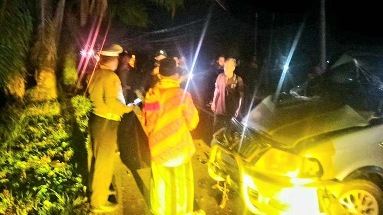 IMG-20251104-WA0031 Kecelakaan di Jalan Raya Belitang, Kijang Kapsul Tabrak Truk, 3 Orang Luka