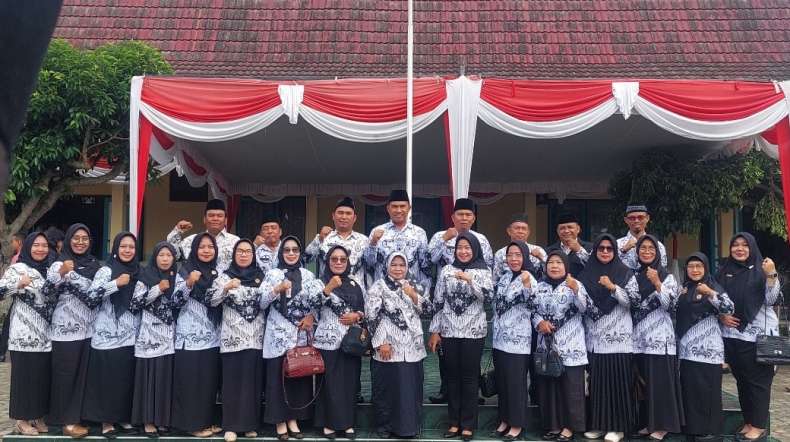 Pimpin Upacara HGN dan HUT PGRI, Camat Harlius Tekankan Peran Guru Sebagai Agen Peradaban