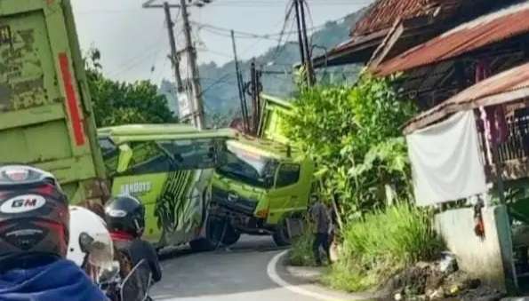 Truk Batubara Terperosok, Jalan Lintas Sumatera Batukuning Macet