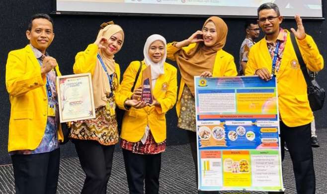 IMG-20251202-WA0007 Berkat Inovasi Tepung Mocaf Ubi Racun, Tim Guru OKU Timur Raih Medali Platinum di ITECC Malaysia