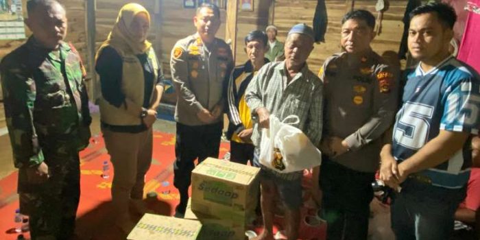 Monitor Banjir di Burnai Mulya, Kapolres OKU Timur Serahkan Bantuan