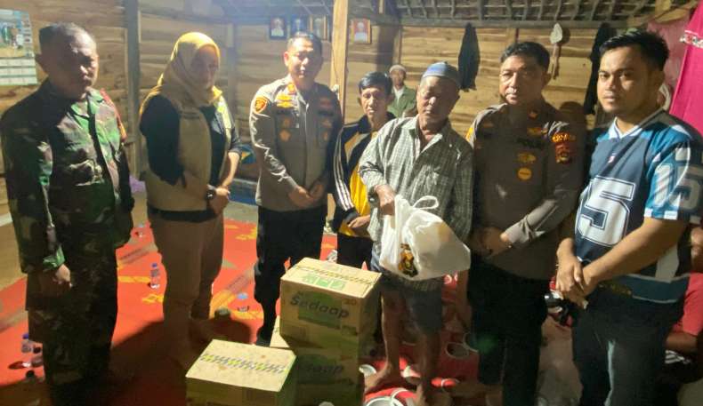Monitor Banjir di Burnai Mulya, Kapolres OKU Timur Serahkan Bantuan