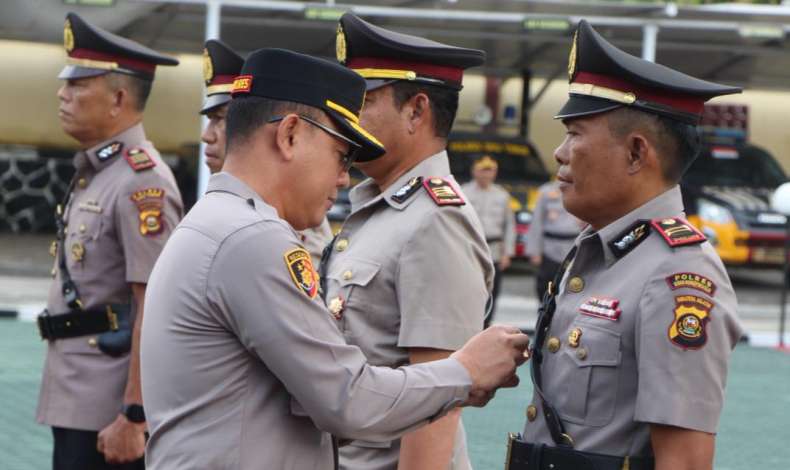 IMG-20251212-WA0008 Tiga Perwira Polres OKU Timur Berganti, IPTU E. Antoni Malau Jabat Kasubbag Pers Polres OKU