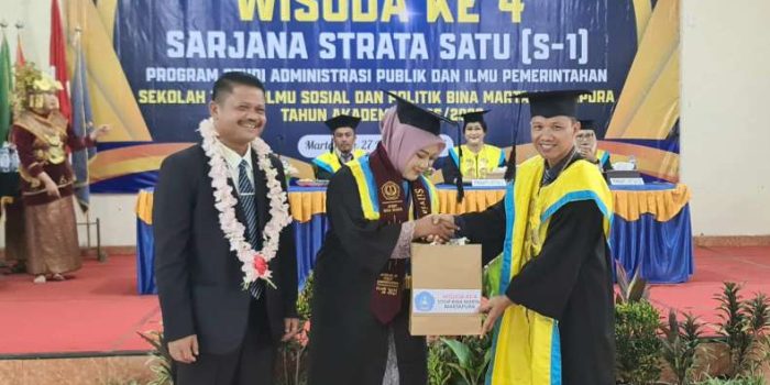 Wisuda 57 Sarjana, STISIP Bina Marta Martapura Komitmen Cetak Lulusan Beretika dan Berkarakter