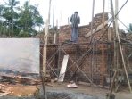 Umat Katolik dan Warga Desa Argokoyo Gotong Royong Bangun Rumah Korban Kebakaran