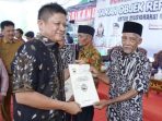 Bupati Enos Serahkan 300 Sertifikat TORA, Perkuat Legalitas Tanah Masyarakat