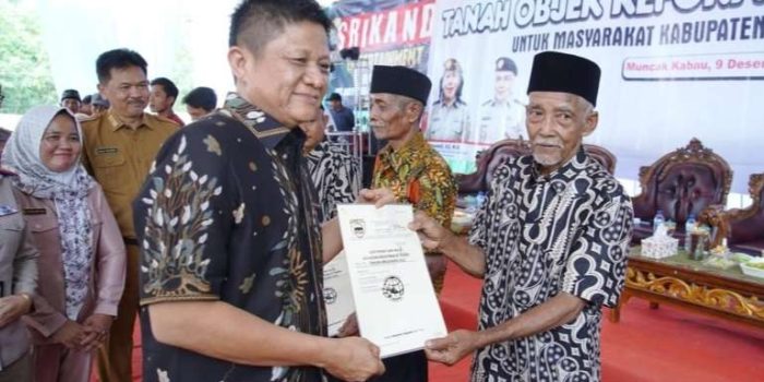 Bupati Enos Serahkan 300 Sertifikat TORA, Perkuat Legalitas Tanah Masyarakat