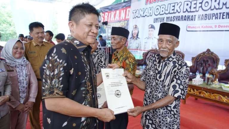 Sertifikat Tora Bupati Enos Serahkan 300 Sertifikat TORA, Perkuat Legalitas Tanah Masyarakat