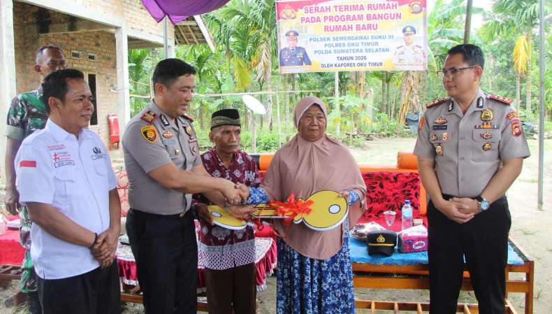 Polres OKU Timur Bangun Dua Rumah Warga Kurang Mampu