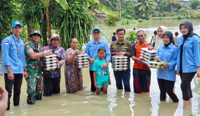 Bantu Korban Banjir, SPPG Karang Melati Salurkan 600 Porsi Makanan