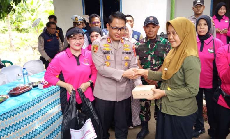 Tinjau Banjir di Dua Kecamatan, Kapolres Salurkan Bantuan Sosial