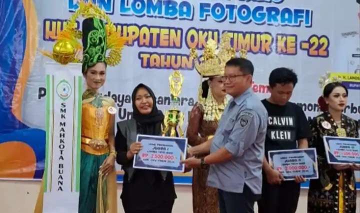 SMK Mahkota Buana Juara 1 Lomba Makeup HUT ke-22 OKU Timur