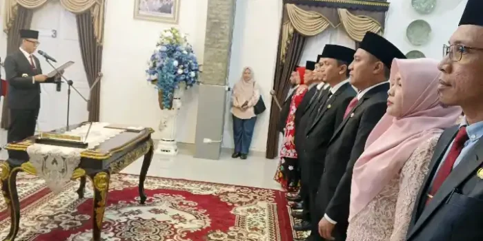 Bupati Teddy Lantik 9 Kadin dan 6 Kepsek, Zulkarnain Gunawan Jabat Kadispora