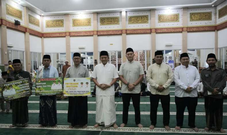 Safari Ramadan, Bupati Enos Bagikan 1.000 Paket Bantuan Dhuafa